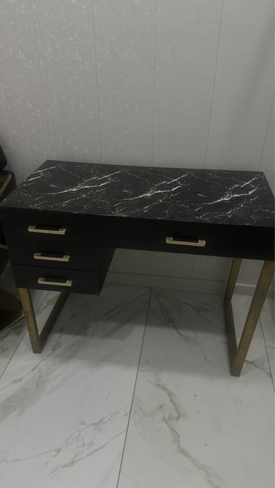 Продаётся Маникюрный  стол