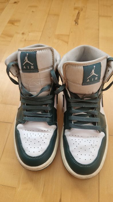 • Nike Air Jordan 1 Retro Mid