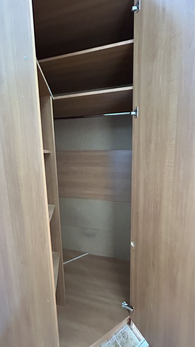 Продаю угловой шкаф для одежды