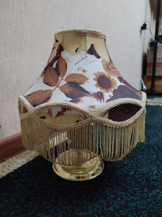 Лампа настольная или прикроватная по обстановке