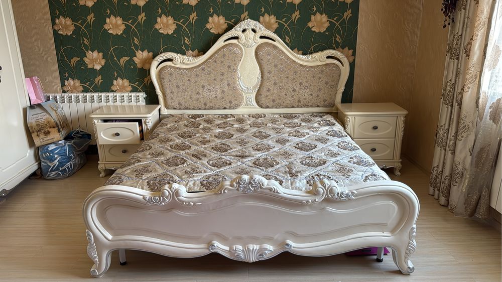 Двуспальная кровать с тумбочками