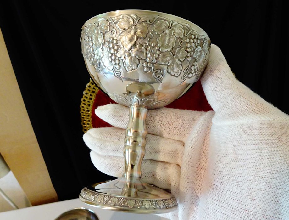 Посребрена медна чаша за вино,бокал,лози,грозде.