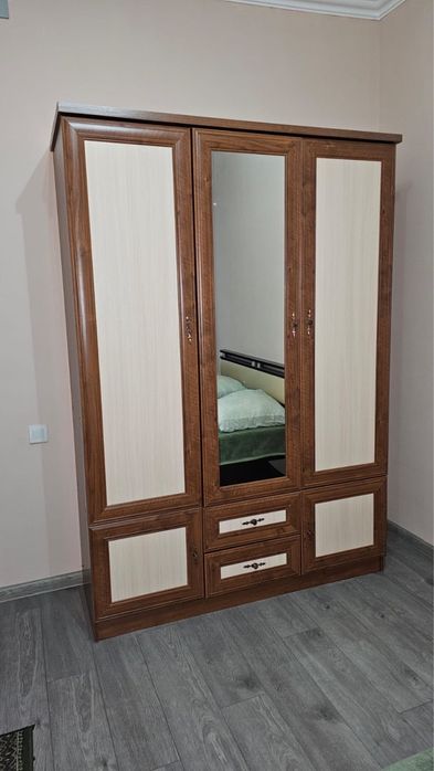 Продаю шкаф трехдверный с зеркалом