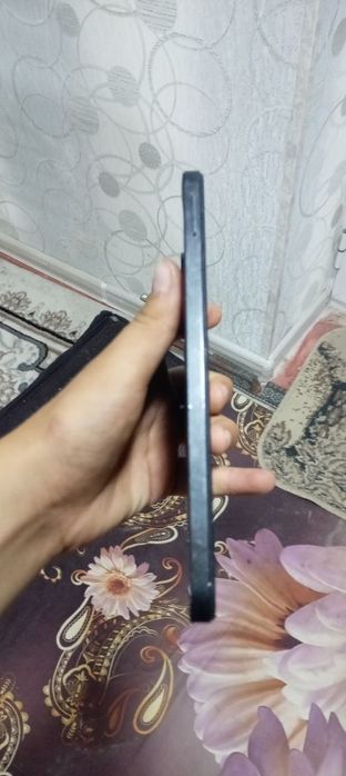 Redmi 13c sotiladi xotira :256GB ekran almashgan xolati :yaxshi.