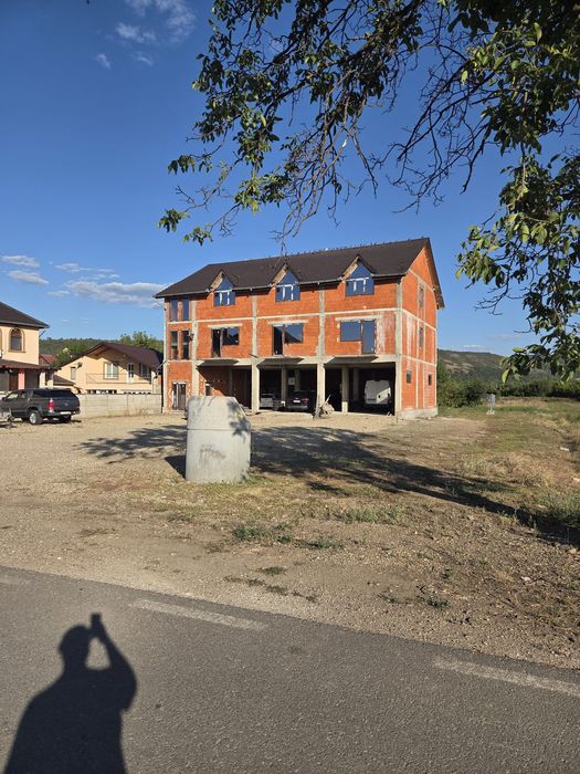 Vila/Casa de vanzare Sebis - 10 camere, 10 bai, 3 garaje 1200mp
