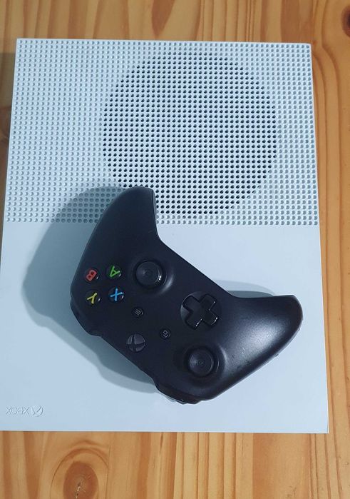 Xbox One S + controller + jocuri – stare foarte bună