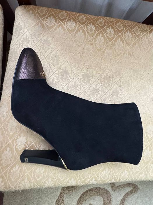 Женская обувь (ботинки)