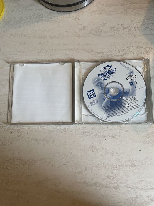 Pc Cd-ROM комплект с две игри-fifa 2001,Tiger woods PGA tour 2001