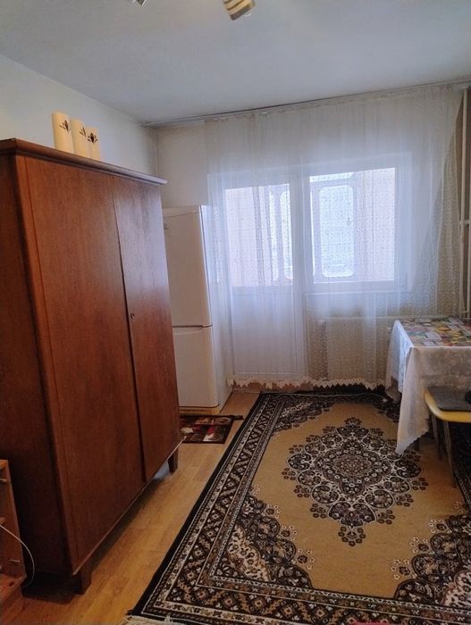închiriez garsonieră,33mp,Obcini
