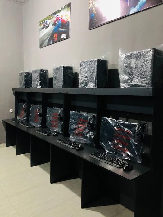 Kampyuter xona 15 ta hama narsasi blan birga kamturxona