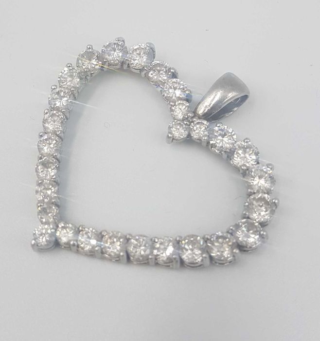 Superb pandantiv inimioara din argint si zirconii