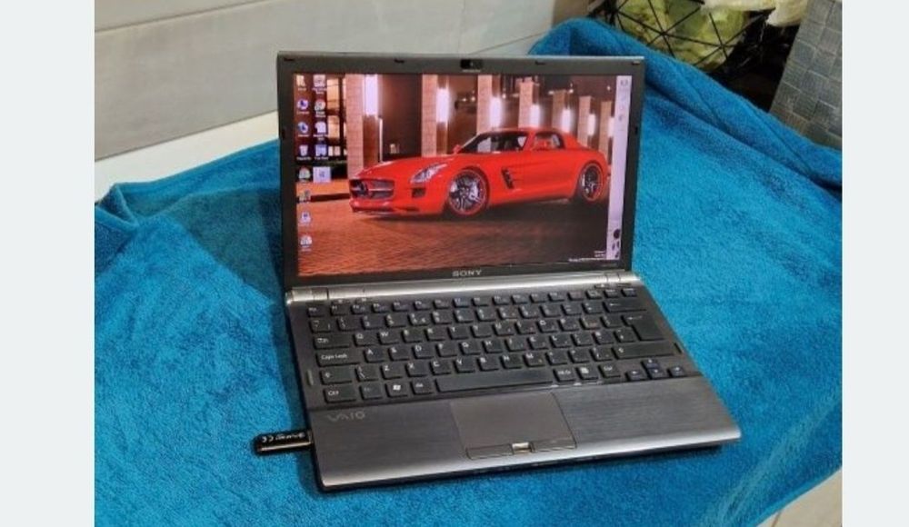 Laptop Sony Vaio cu doua pete pe display