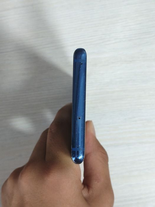 Samsung Galaxy Note 8 в цвете Deep Sea Blue.