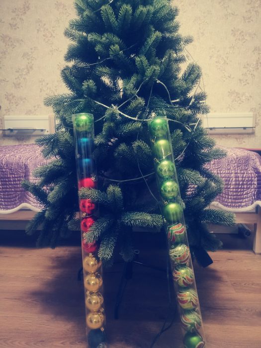 Продам Ёлки с игрушками