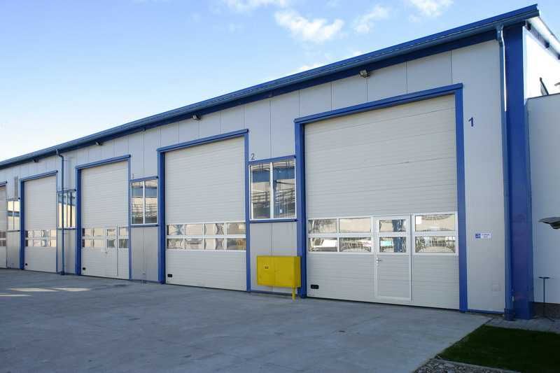 Ворота секционные с панорамными панелями.