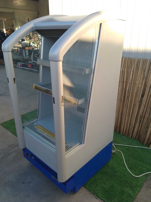 Отворена хладилна витрина