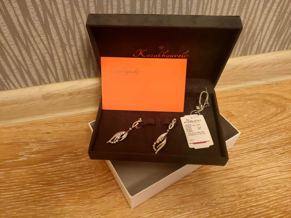 Серьги с бриллиантом