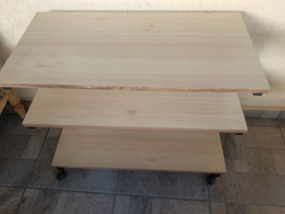 Продавам масичка за телевизор.