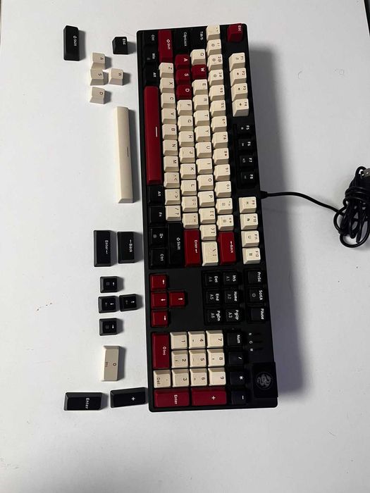 Механична с червени суичове геймарска 100% клавятура MAGEGEE