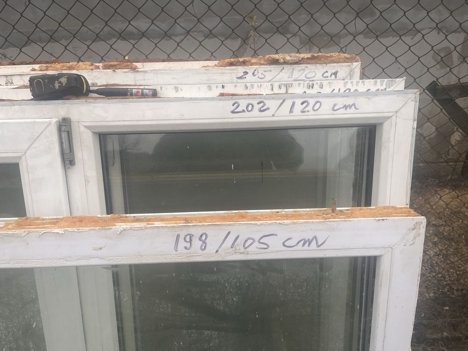 De vânzare uși geamuri second Hand de termopan și calorifere din tablă