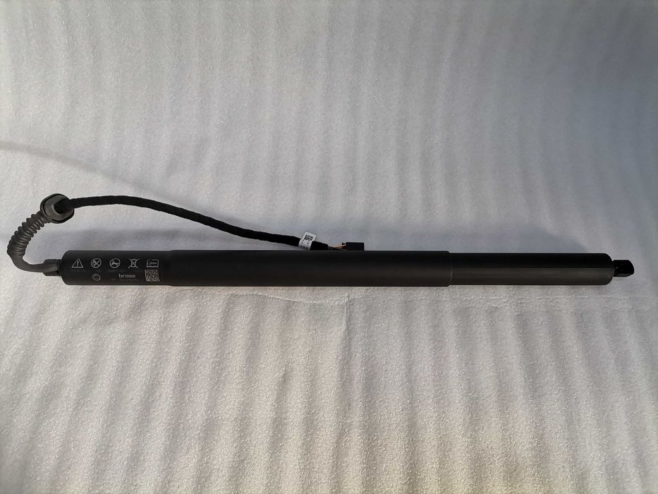 3P3827851A Нов Електрически Амортисьор Skoda SuperB IV