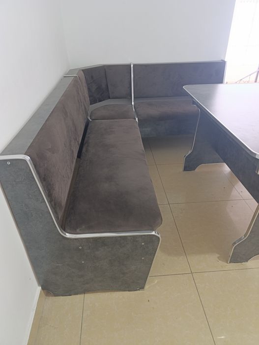 Уголок сатылады. Диван 2,00 метрге 1,80 метр. Столы 1,20 метрге 80 см.