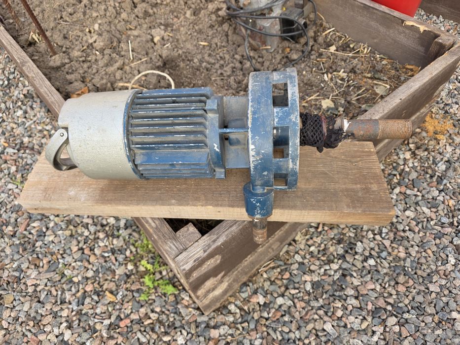 Водяной насос, откачивающий