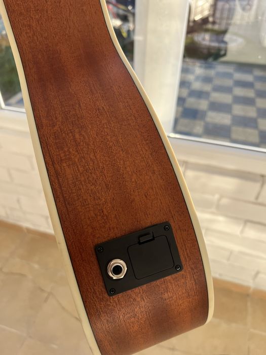 Гитара в очень хорошем состояний трансакустика