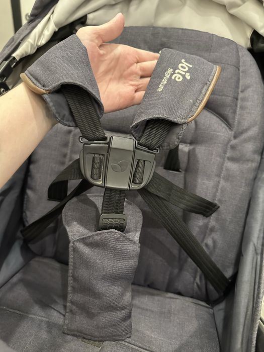 Продается детская коляска Joie Signature