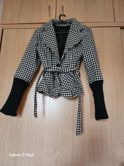 Черно бяло палто