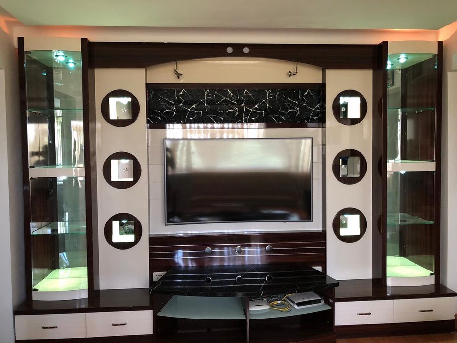 perete living cu display de sticlă,dulapuri laterale,spaţiu pentru TV