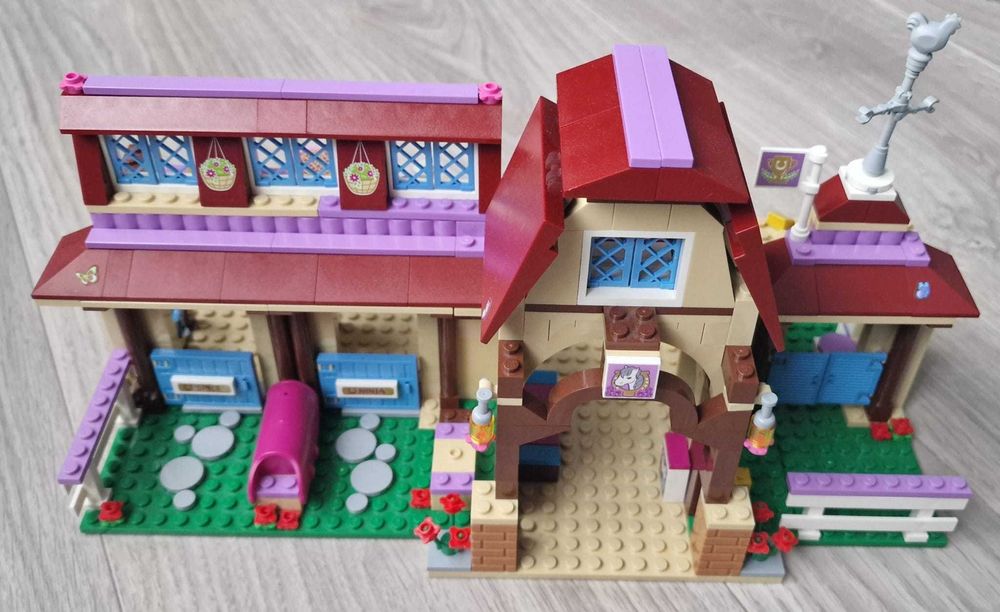 LEGO Friends - Clubul de calarie din Heartlake 41126, 575 piese