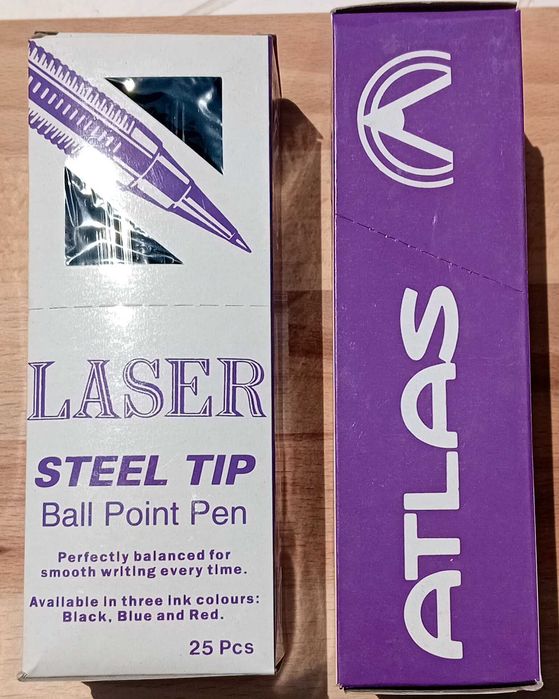 Химикалки – червени и черни на фирмата Атлас.