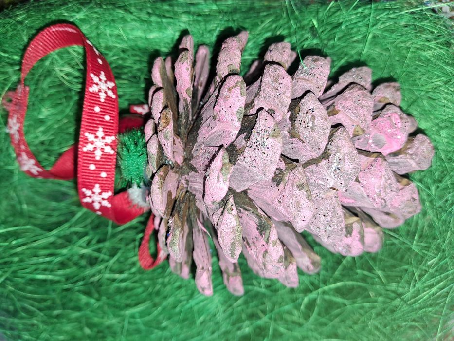 Коледни шишарки ръчна изработка.