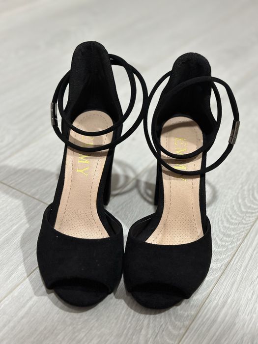 Босоножки на каблуке