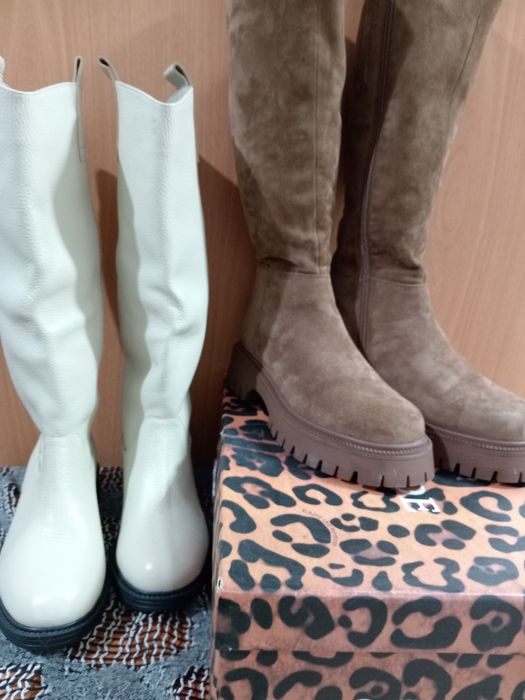 Продам сапоги сразу две пары за 15000.натуральная кожа и замша.