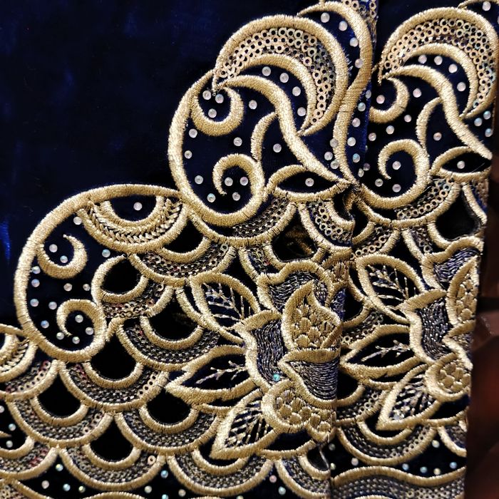 Kelin koʻylak.Hamma joyi vishifka aparat bilan urilgan.