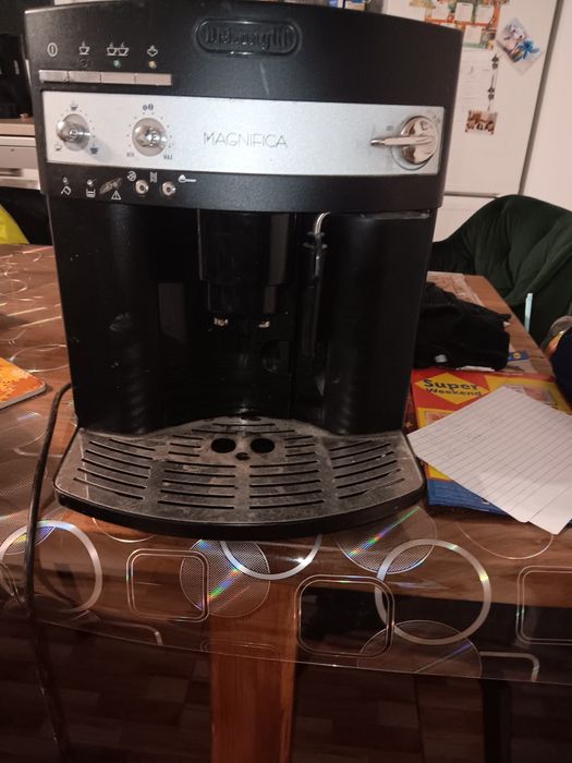 Vând mașină de cafea delonghi magnifica