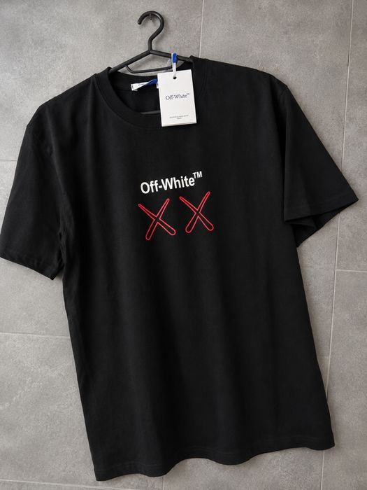 Tricou off white.