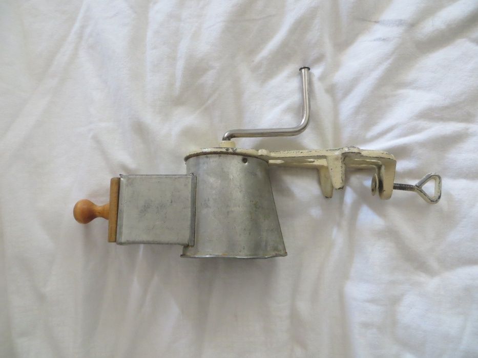 Ретро машинки за мелене на зърна, орехи, резачка за яйца