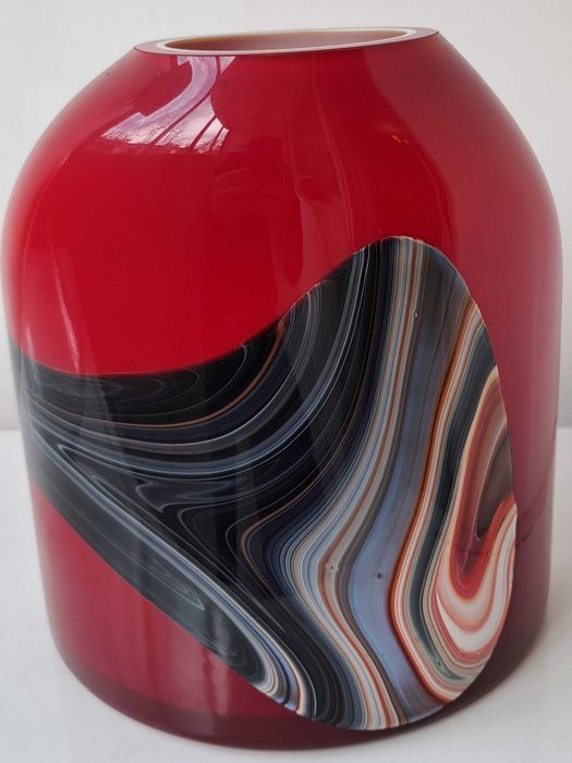 Ваза (стъклена, цвят червен)