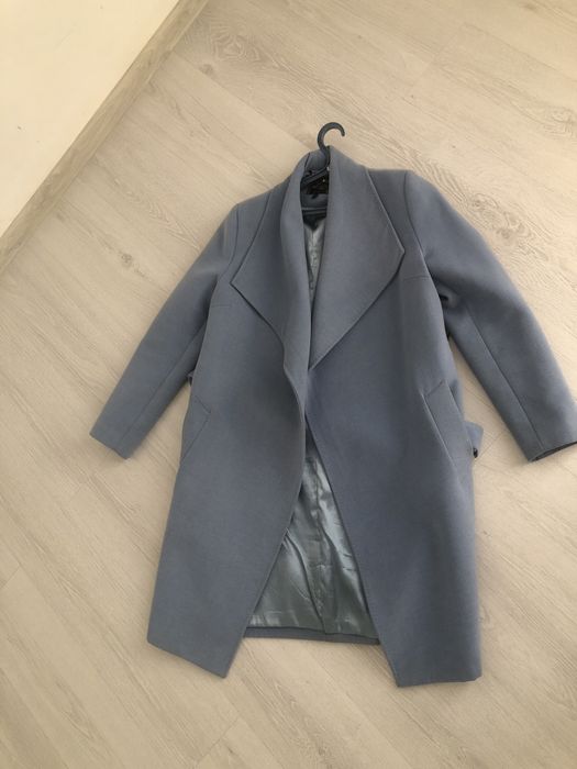 Пальто голубого цвета