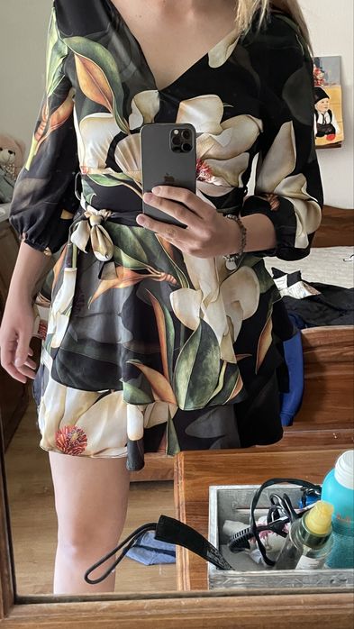 Dizi  С размер черна рокля с цветя