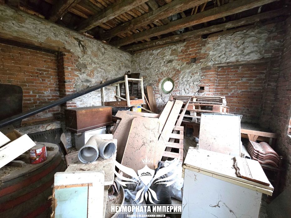 Продавам двуетажна къща с постройки 280РЗП с 900кв двор село Червен