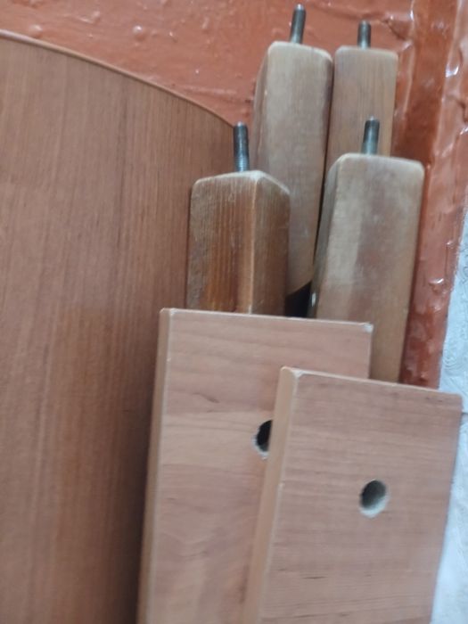 Продам стол круглый с торгом