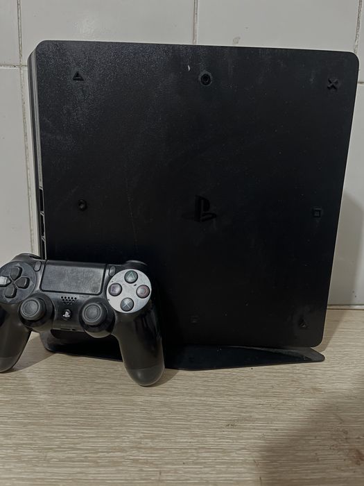 PlayStation 4 + джойстик и подставка
