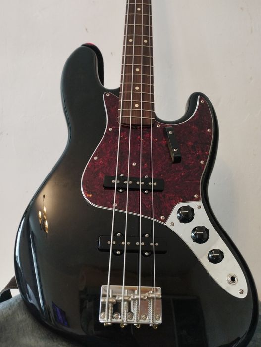 Продам Fender jazz bass