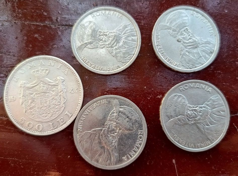 Vind colecție proprie de bancnote și monete