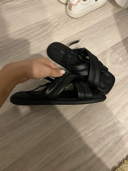 Продам кожанные босоножки Respect