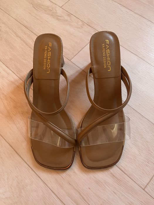 Продаю женские босоножки